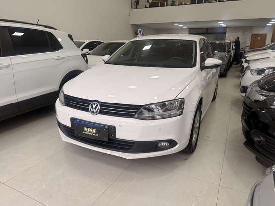 VOLKSWAGEN-JETTA-2013
