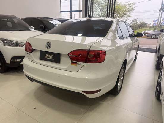 VOLKSWAGEN-JETTA-2013