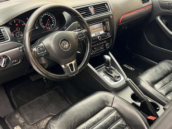 VOLKSWAGEN-JETTA-2011