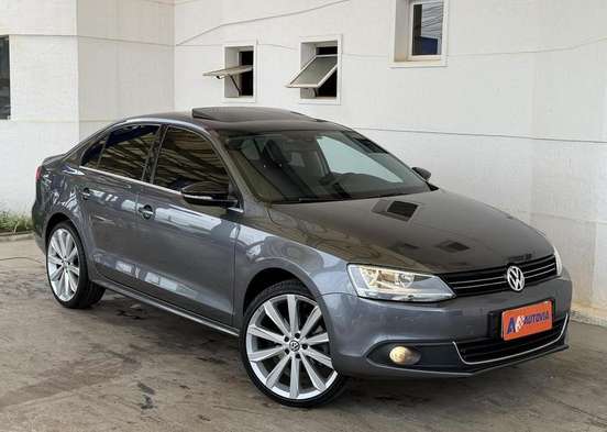 VOLKSWAGEN-JETTA-2012