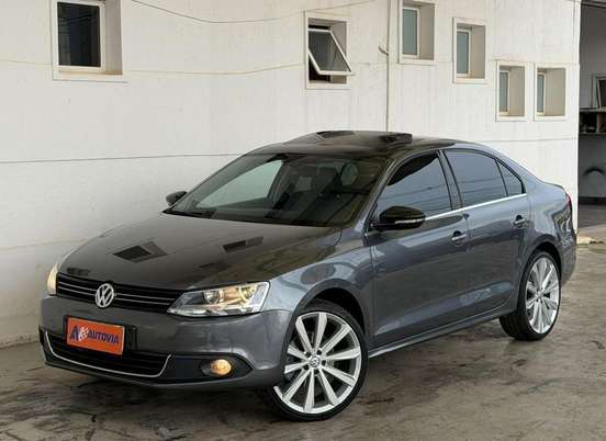 VOLKSWAGEN-JETTA-2012