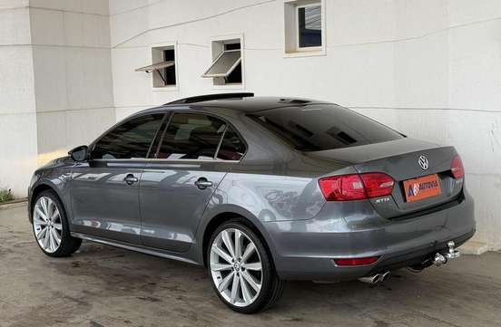VOLKSWAGEN-JETTA-2012