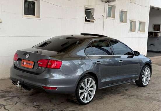 VOLKSWAGEN-JETTA-2012