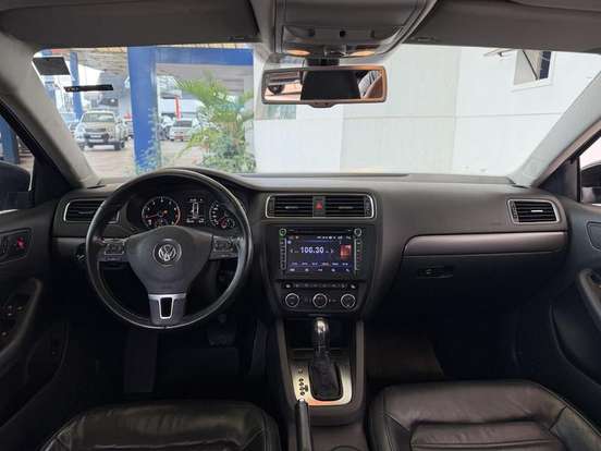 VOLKSWAGEN-JETTA-2012