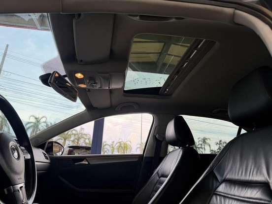 VOLKSWAGEN-JETTA-2012