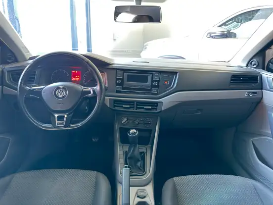 VOLKSWAGEN-POLO-2017