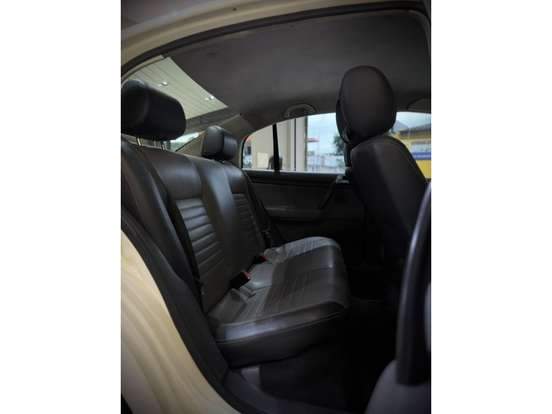 VOLKSWAGEN-POLO SEDAN-2012