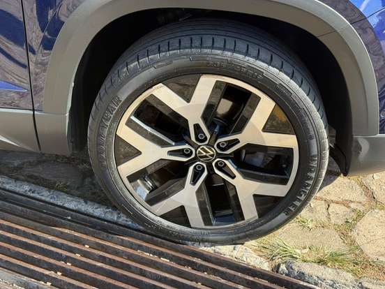 VOLKSWAGEN-TAOS-2023