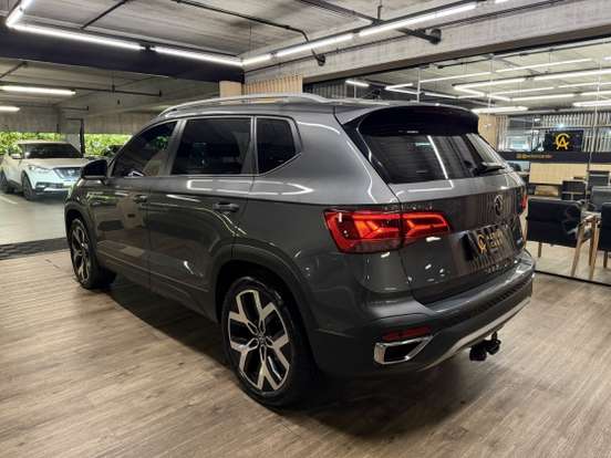 VOLKSWAGEN-TAOS-2023