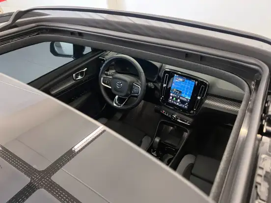 VOLVO-EX40-2025