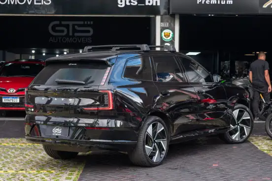 VOLVO-EX90-2025