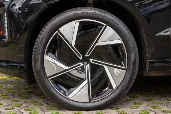 VOLVO-EX90-2025