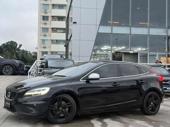 VOLVO-V40-2019