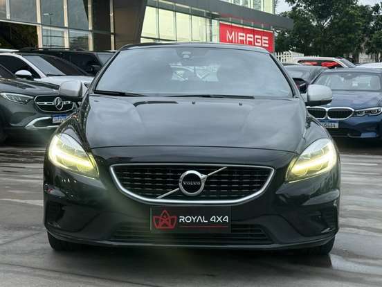 VOLVO-V40-2019
