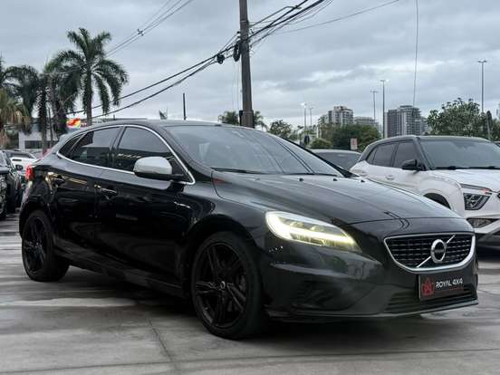 VOLVO-V40-2019