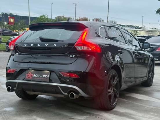 VOLVO-V40-2019