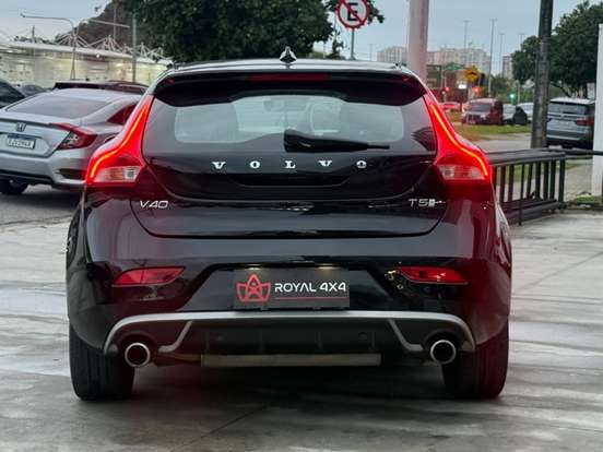 VOLVO-V40-2019