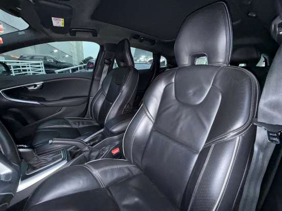 VOLVO-V40-2019