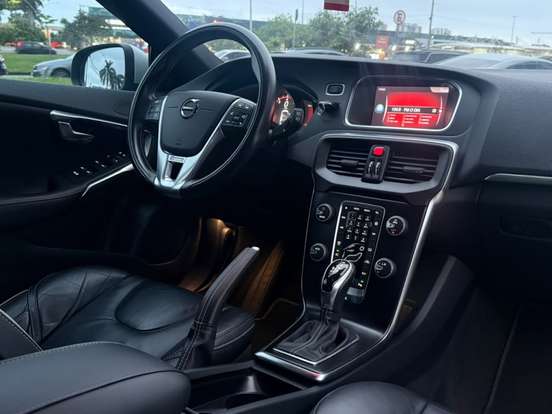 VOLVO-V40-2019