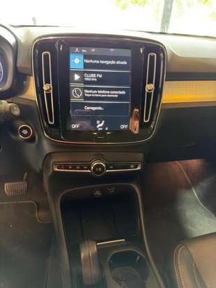 VOLVO-XC40-2021