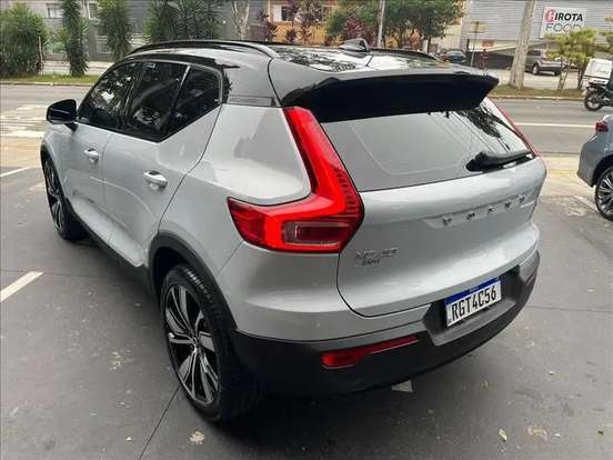 VOLVO-XC40-2021