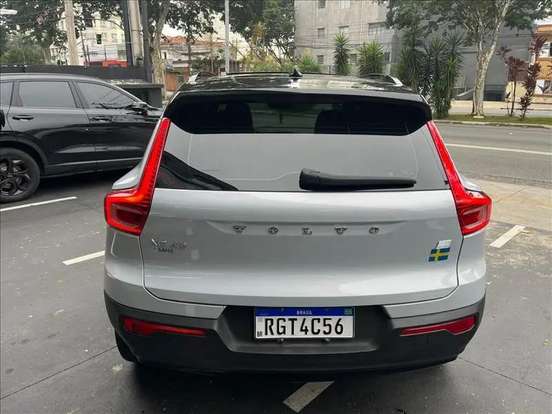 VOLVO-XC40-2021