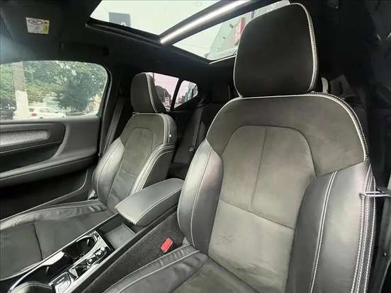 VOLVO-XC40-2021