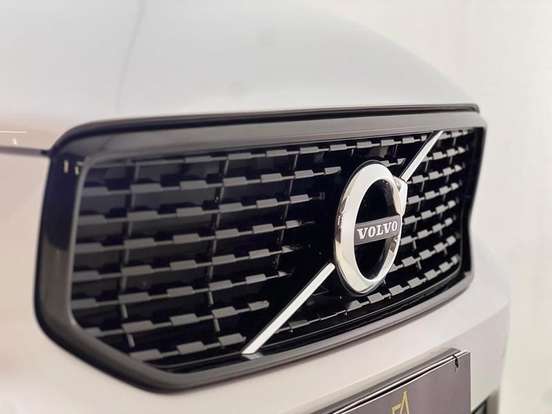 VOLVO-XC40-2021