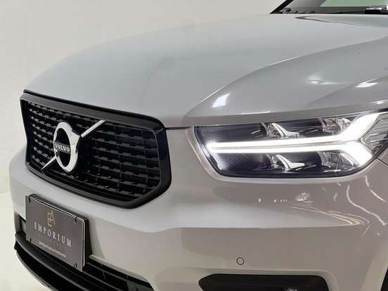 VOLVO-XC40-2021