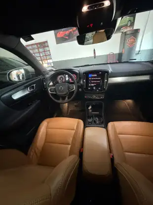 VOLVO-XC40-2019