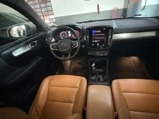 VOLVO-XC40-2.0 T4 GASOLINA MOMENTUM GEARTRONIC VOLVO-XC40-2019