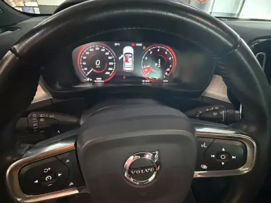 VOLVO-XC40-2.0 T4 GASOLINA MOMENTUM GEARTRONIC VOLVO-XC40-2019