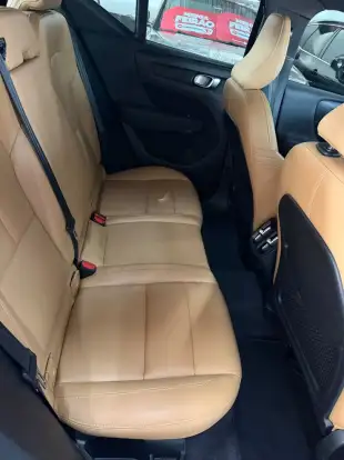 VOLVO-XC40-2019