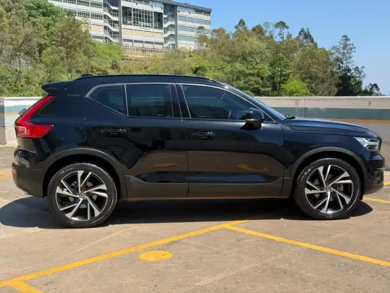 VOLVO-XC40-2019