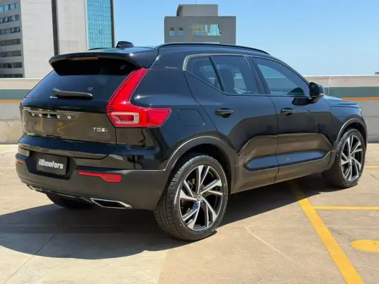 VOLVO-XC40-2019