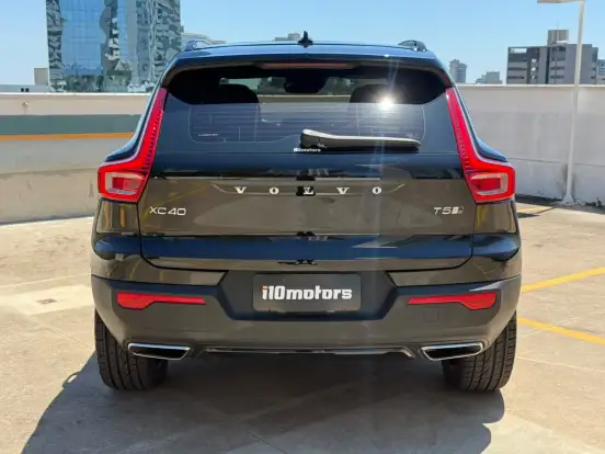 VOLVO-XC40-2019