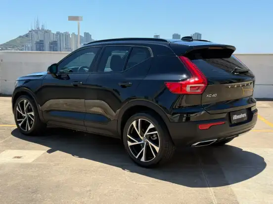 VOLVO-XC40-2019