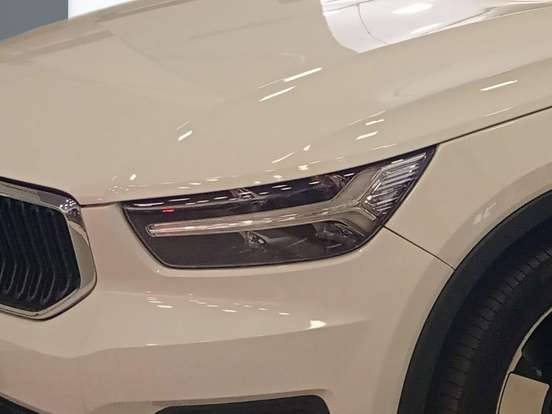 VOLVO-XC40-2019