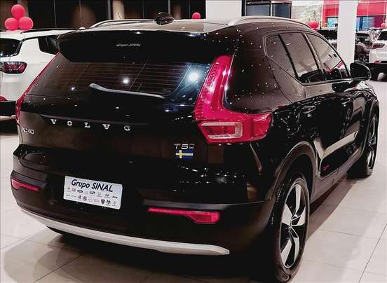 VOLVO-XC40-2019