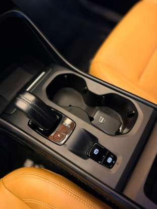 VOLVO-XC40-2020