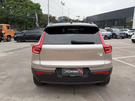 VOLVO-XC40-2023