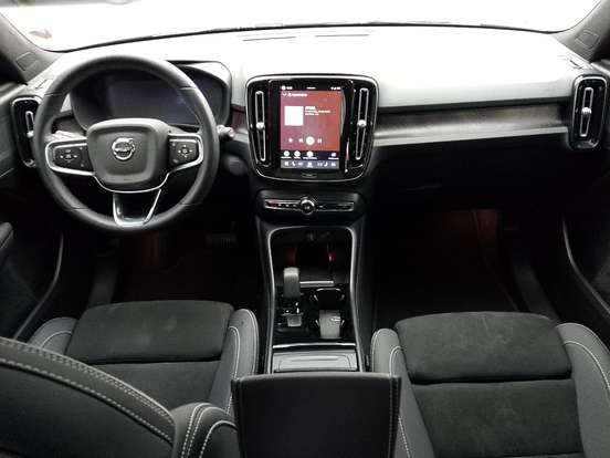 VOLVO-XC40-2023