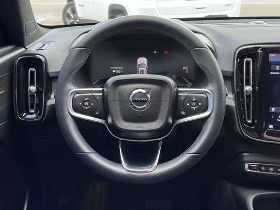 VOLVO-XC40-2022
