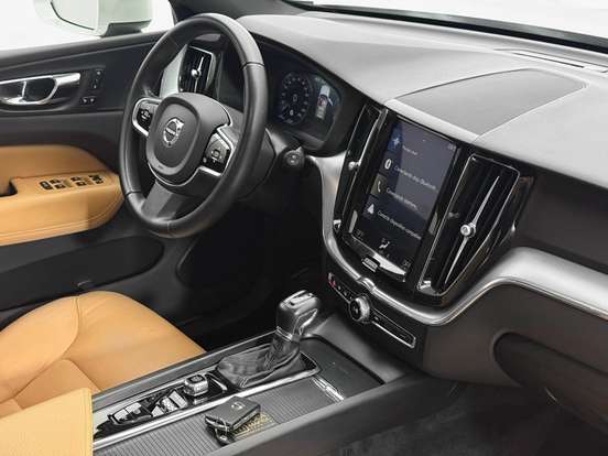 VOLVO-XC60-2.0 D5 DIESEL MOMENTUM AWD GEARTRONIC VOLVO-XC60-2019