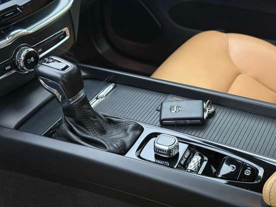 VOLVO-XC60-2019