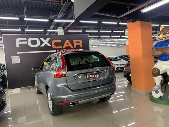 VOLVO-XC60-2017