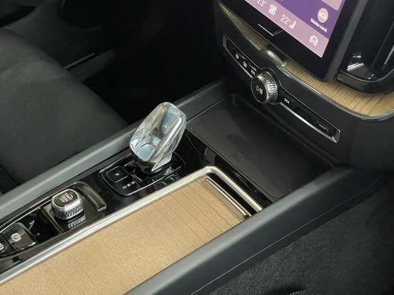 VOLVO-XC60-2025