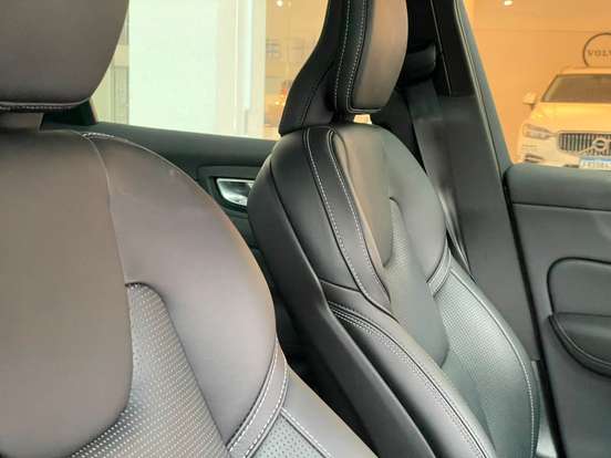 VOLVO-XC60-2025