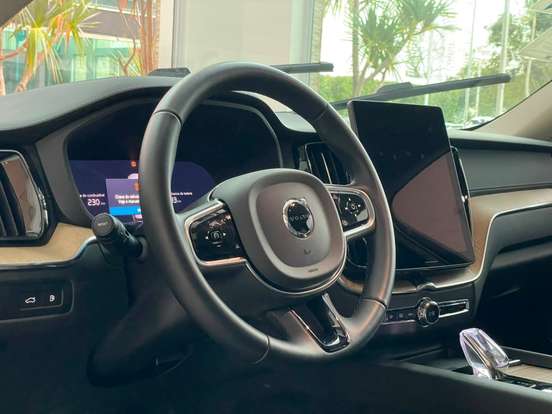 VOLVO-XC60-2025