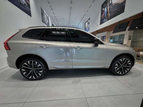 VOLVO-XC60-2025